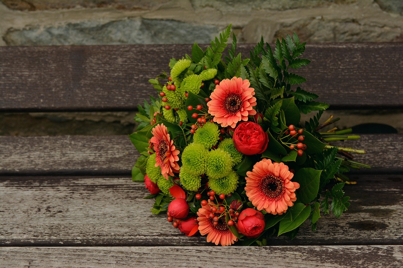 Maximalistische tuin verfraaid met herfstbloemen. Maximalistische tuin verfraaid met herfstbloemen.