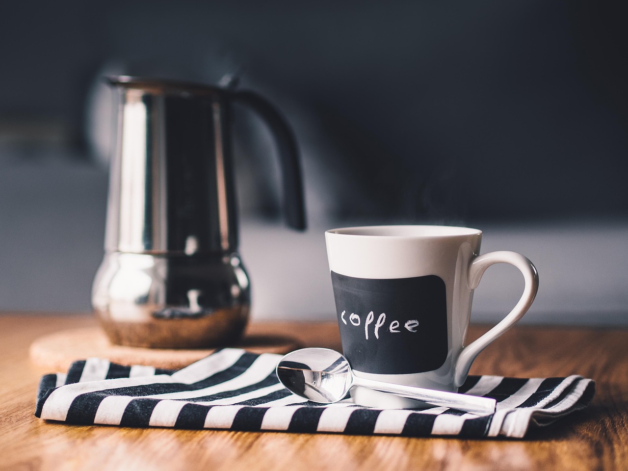 Barista maakt transparante koude koffie op Instagram. Barista maakt transparante koude koffie op Instagram.