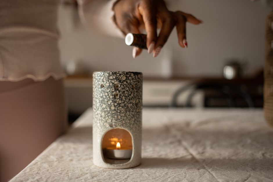 Stijlvolle wellness-hoek met planten en diffuser. Stijlvolle wellness-hoek met planten en diffuser.