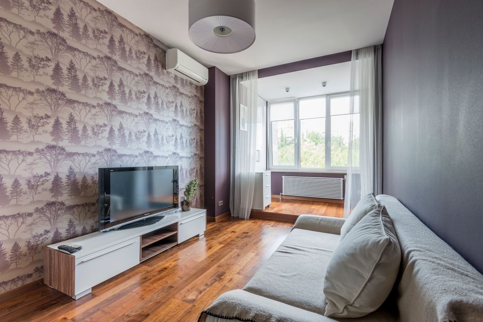 Zomers interieur met lavendelkleurige kussens. Zomers interieur met lavendelkleurige kussens.