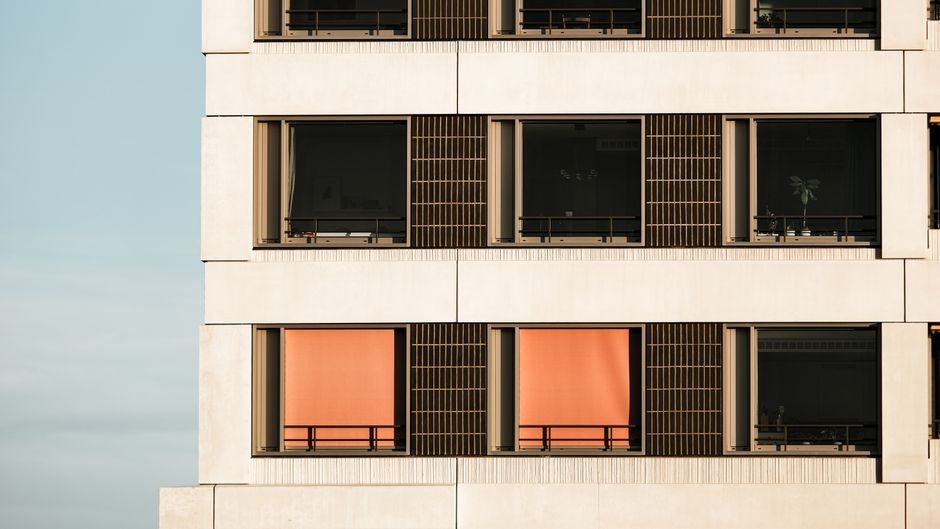 Strakke, geometrische gordijnen in zonnige kamer.