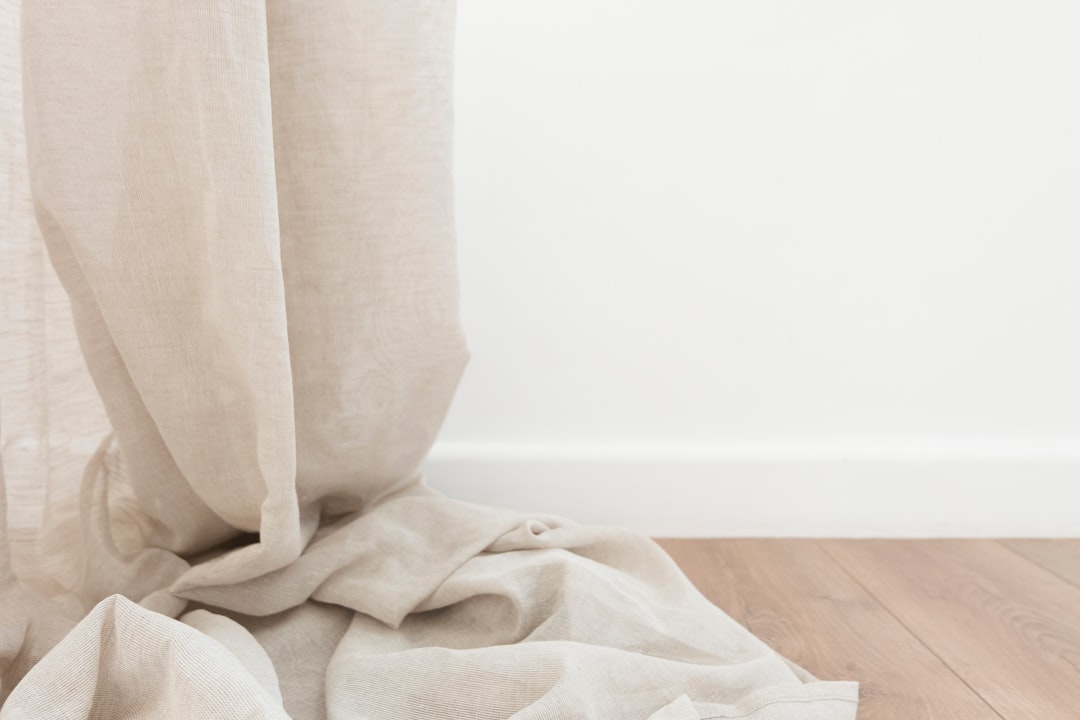 Geometrische elegantie: minimalistische raamdecoratie maken een comeback