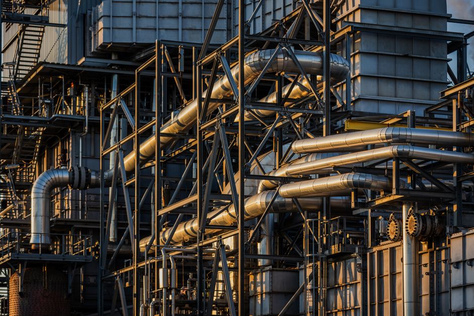 Ruwe ijzeren objecten op industriële expositie. Ruwe ijzeren objecten op industriële expositie.