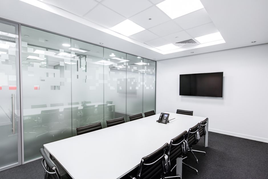Decoratieve glasfolies op glaswanden in vergaderzaal