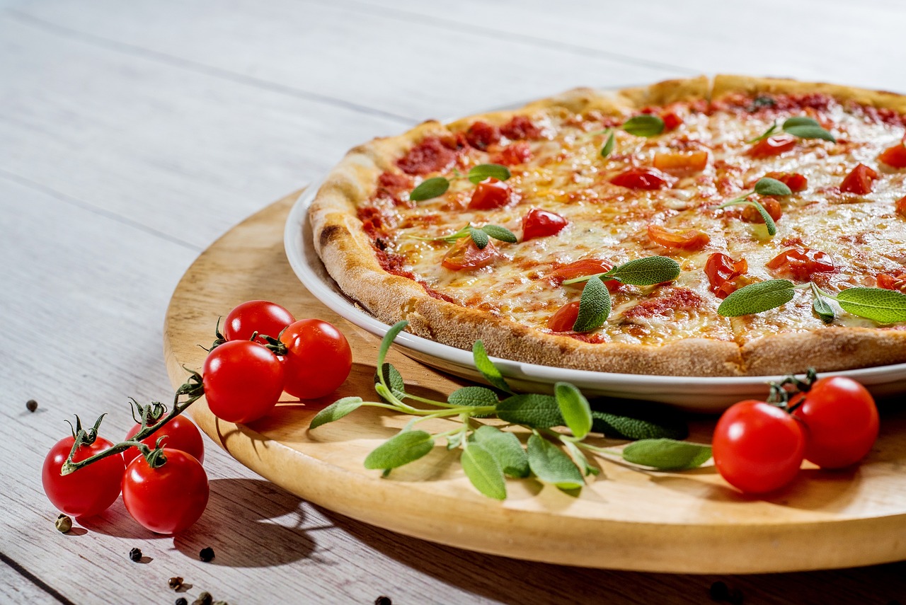 Knapperige pizza's bakken met houtgestookte oven.