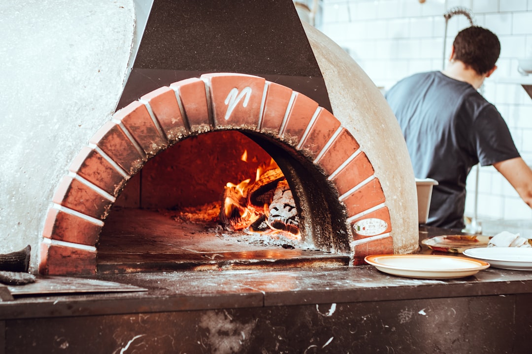 Buitenkoken met een houtgestookte pizzaoven: tips en recepten