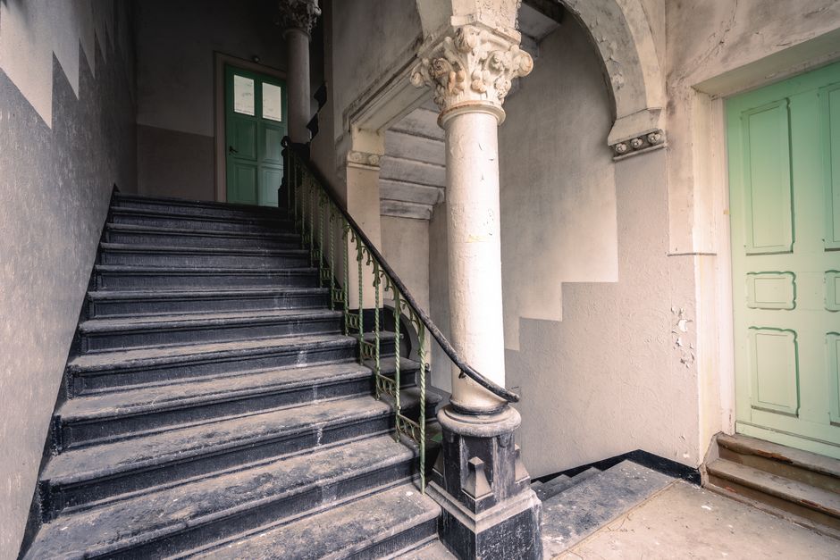 Oude, met graffiti bedekte muur in de stad.