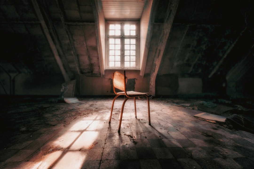 De esthetiek van verlaten architectuur: urban decay thuis geïnspireerd
