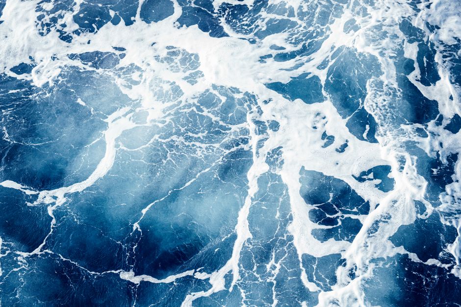 Oceaankleurig vloerkleed creëert rustgevende sfeer.