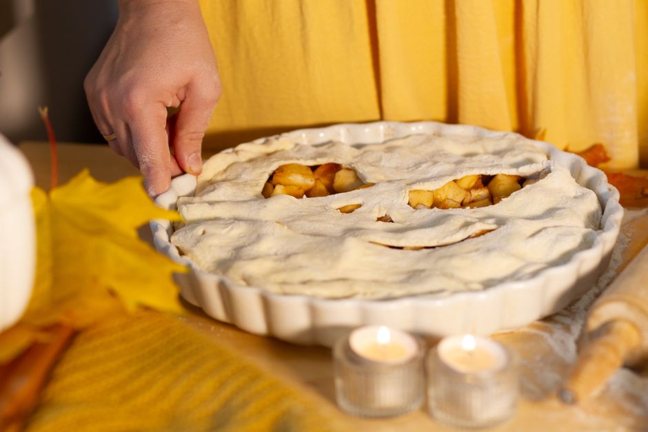 Bubbelende, knapperige aardappelgratin met kruiden.