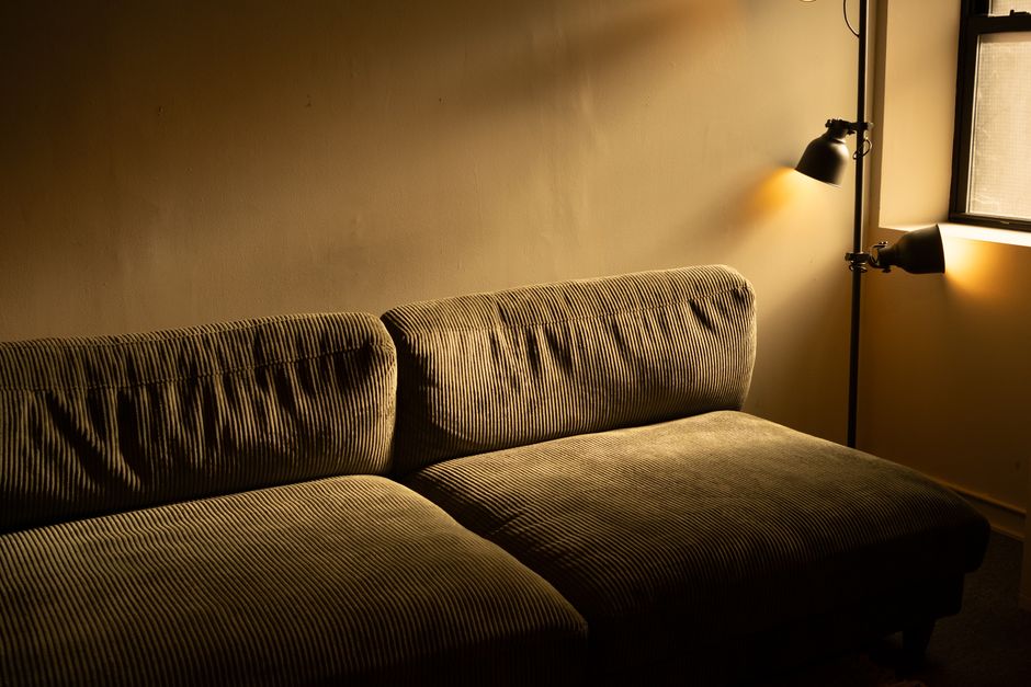 Vintage corduroy fauteuils in stijlvolle eetkamer. Vintage corduroy fauteuils in stijlvolle eetkamer.