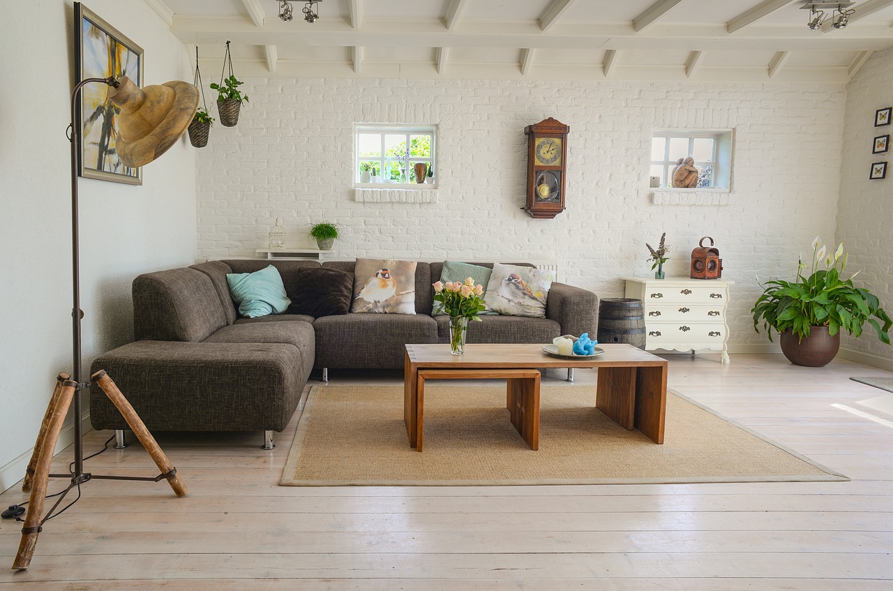 Vaas met warme herfstbloemen op houten tafel.