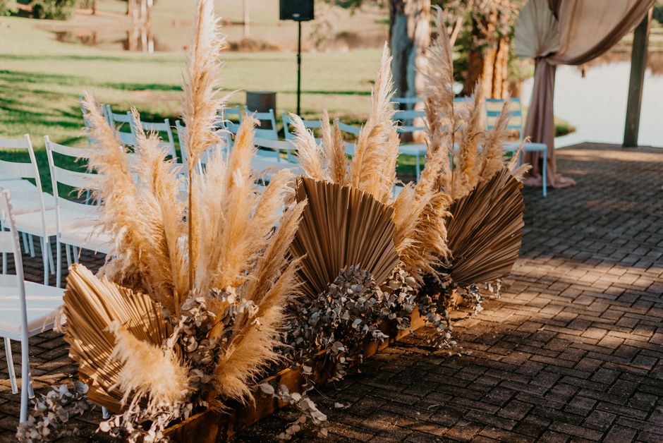 Gezellige zithoek met kleurrijke herfstkussens.