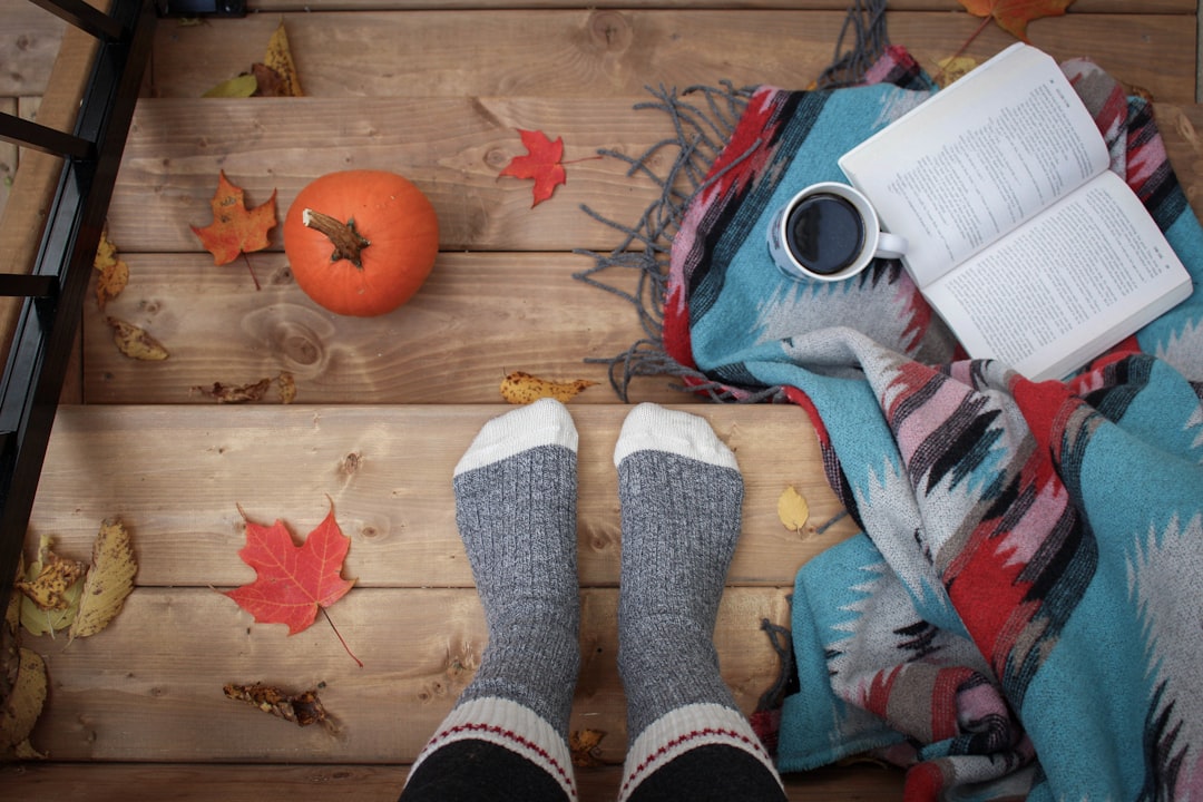 Mix en match: hoe felle aardetinten je woonkamer opfrissen voor de herfst