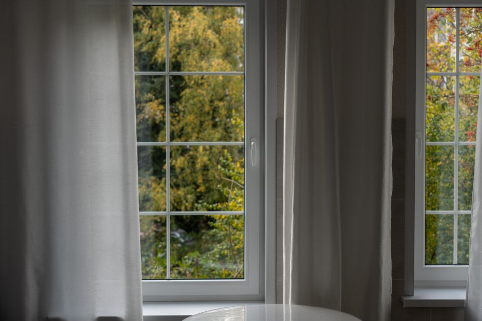 Dikke gordijnen voor beter herfstcomfort thuis. Dikke gordijnen voor beter herfstcomfort thuis.