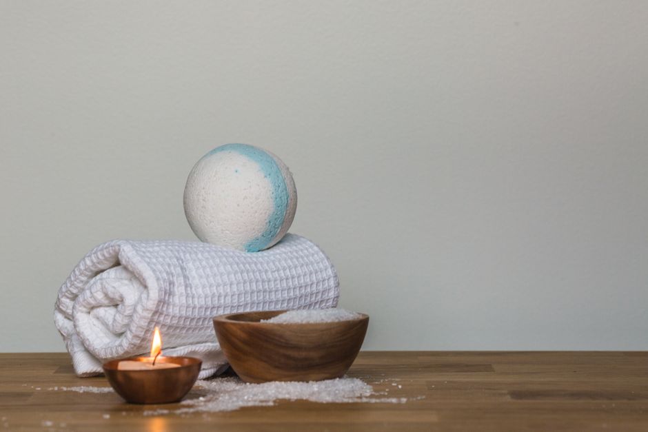 Aromatherapie diffusers in serene badkameromgeving.