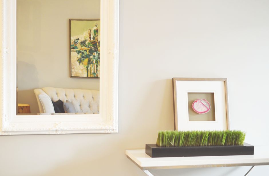 Blaadjes lavendel in een sfeervolle woonkamer.