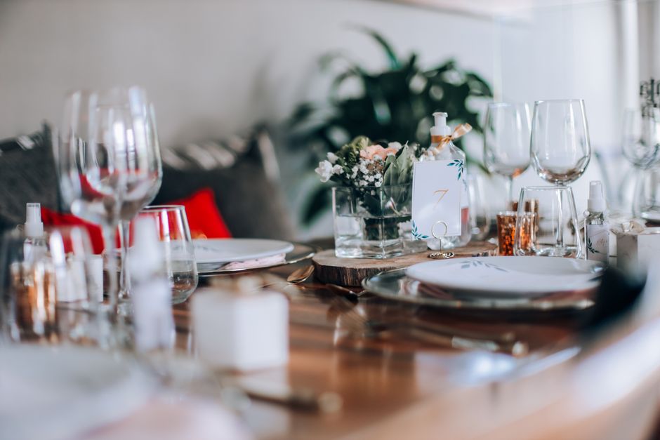 Gezellige tafel setting met warme tinten. Gezellige tafel setting met warme tinten.