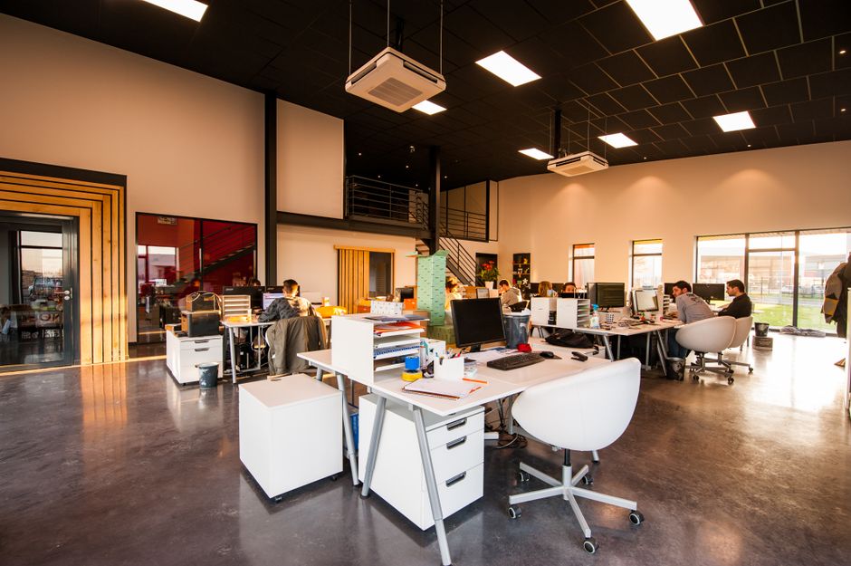 Minimalistische kantoorwanddecoratie met functionele elementen.