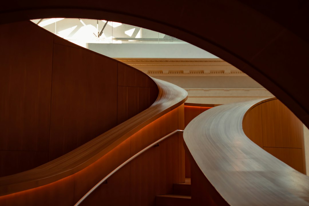 Praktische wanddecoratie tips voor een levendig trappenhuis